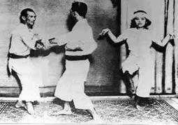 Historická fotografia z karate tréningu spájaná so Seiko Higa prostredím